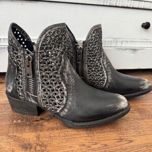 New Circle G Corral Cowhide Leather Shortie Ankle Boots Laser Cutouts Size 8